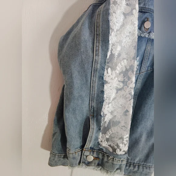 NWT!! DAVI & DANI Denim & Lace Jacket. Size 1XL - Picture 4 of 10